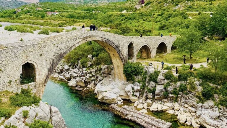 Rama, fotoalbum nga Ura e Mesit, ky thesar i Shkodrës, simboli i hershmërisë që grish vizitorë nga e gjithë bota