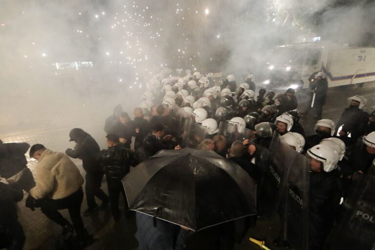 Kaosi në protestën e PD-së, policia shoqëron 3 persona. Janë edhe 3 policë të lënduar