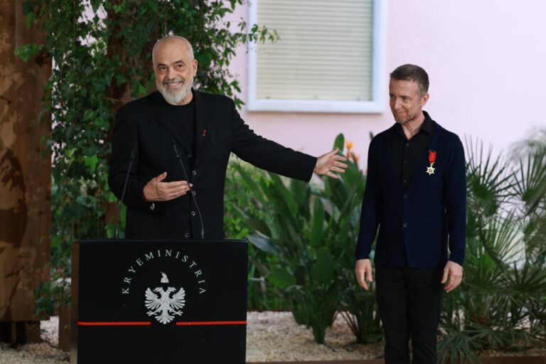 FOTO/ Rama dekoron Tedi Papavramin: Kokëfortë dhe i paepur! Violinisti: Kryeministri më impresiononte