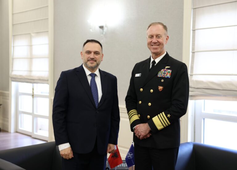 FOTO/ ”Shqipëria, aleat i palëkundur”, ministri Nufi në takim me komandën e NATO-s në Napoli