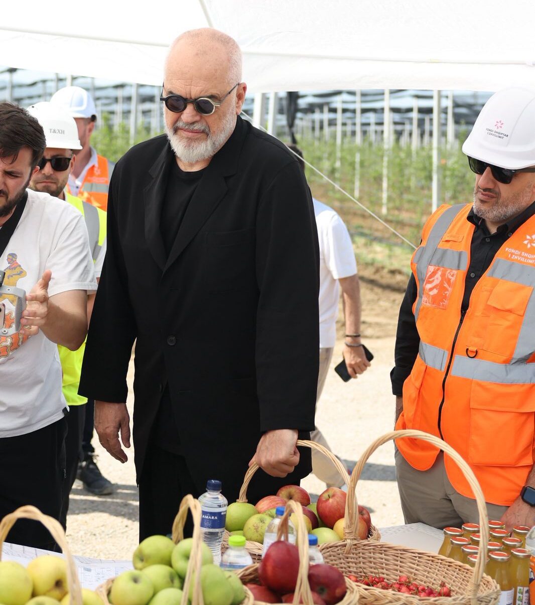 FOTO  Rama në Qatrom  ferma e mollëve lidh bujqësinë me shkencën dhe teknologjinë