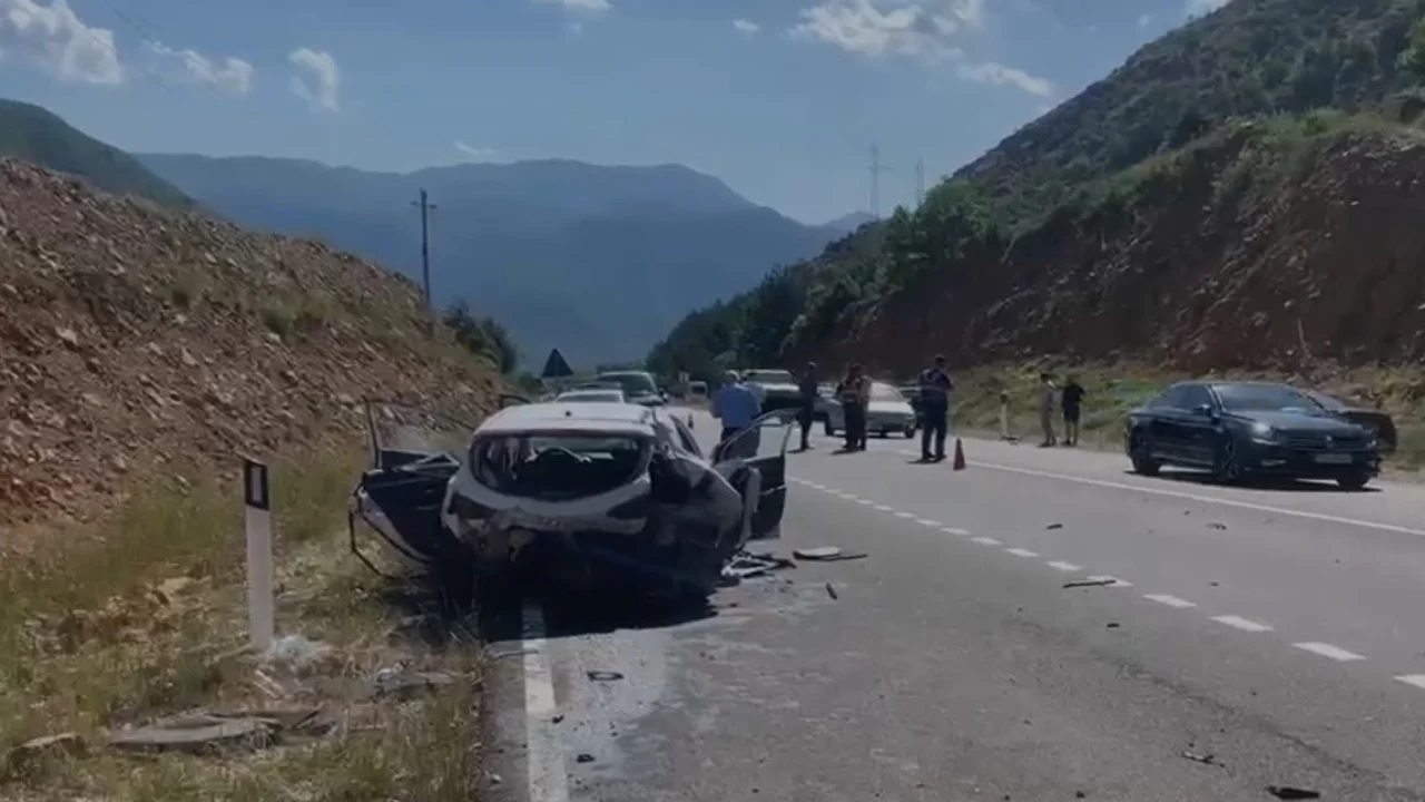 Aksident i rëndë në aksin Qafë e Buallit Klos  përplasen dy makina  humb jetën pasagjeri