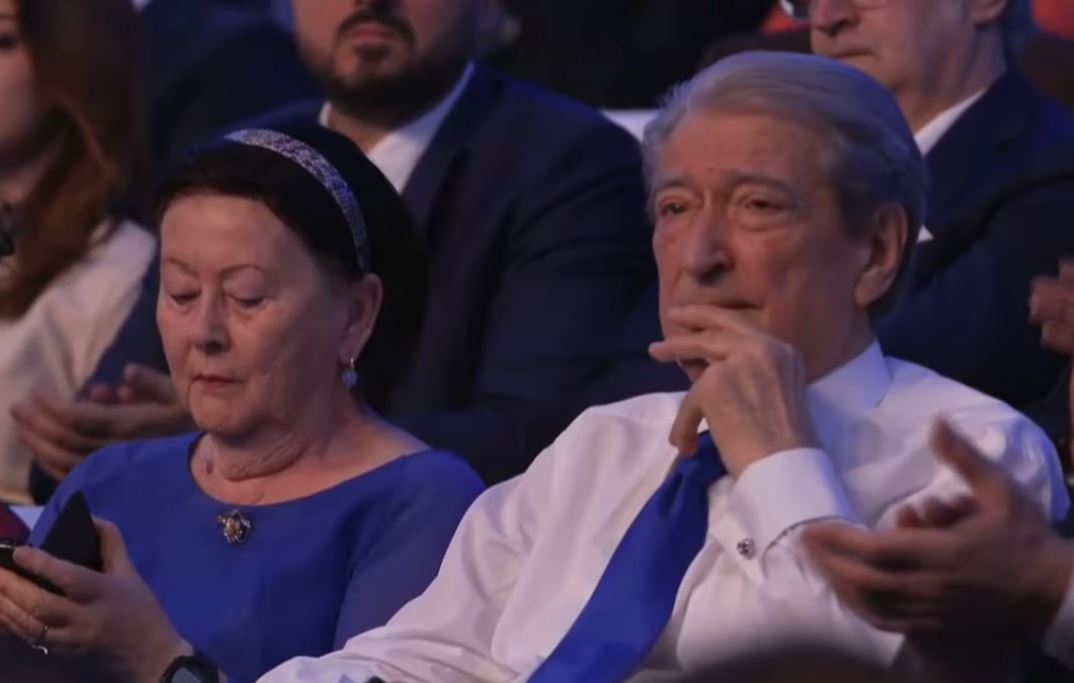 Nis punimet Kuvendi Kombëtar i PD  Berisha shfaqet krah bashkëshortes