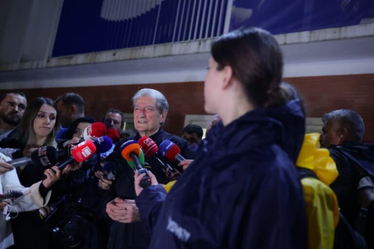 Sali Berisha poston videon nga protesta: Beteja jonë është për çdo qytetar shqiptar
