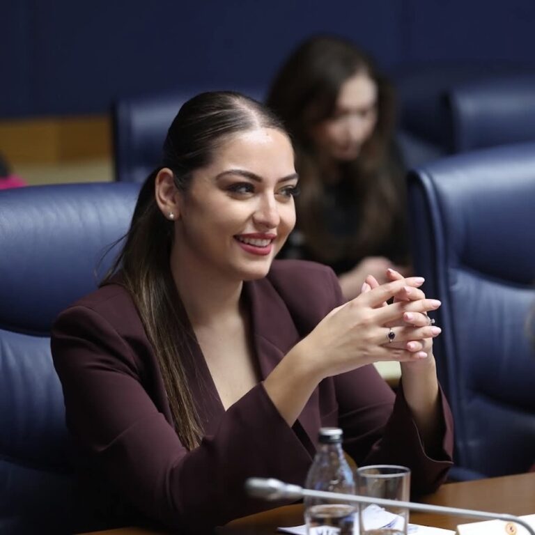 Avokati i njohur vlerëson deputeten Sara Mila: Studente ekselente! I shokuar nga tymi që është hedhur ndaj saj