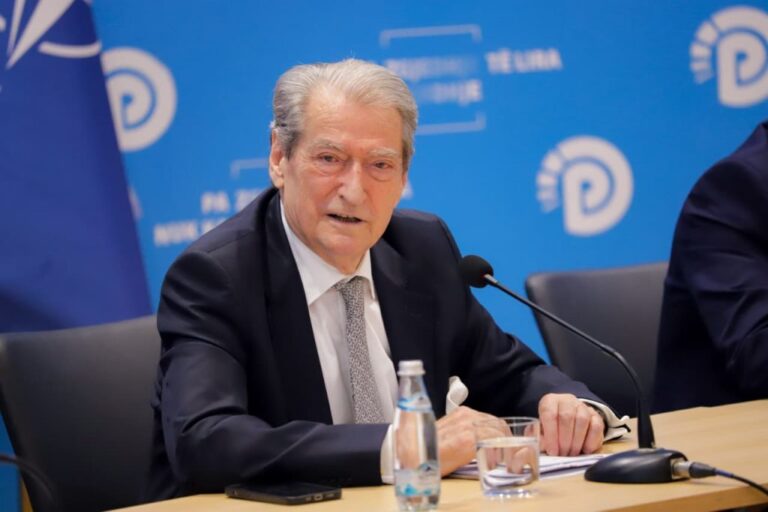 Berisha mbledh grupin e PD: Rama po fsheh raportin e Parlamentit Europian