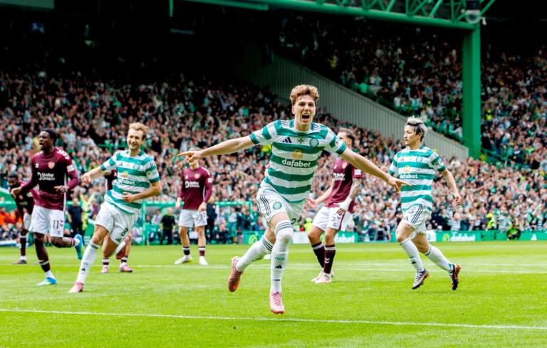 Celtic fiton sërish titullin në Skoci, kaosi në fund detyron arbitrin ta mbyllë ndeshjen para kohe