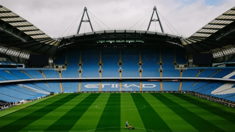 Manchester City nderon Guardiolën, tribunë dhe statujë për trajnerin pas një dekade suksesi