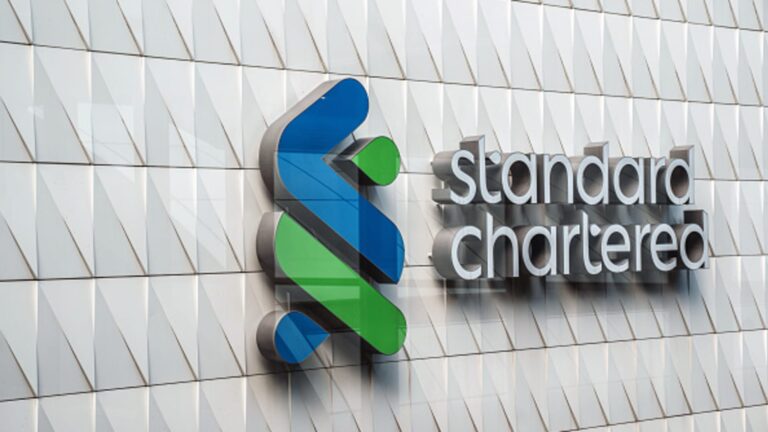 Deri në 2030, Standard Chartered do të reduktojë mbi 15% të stafit në funksionet mbështetëse