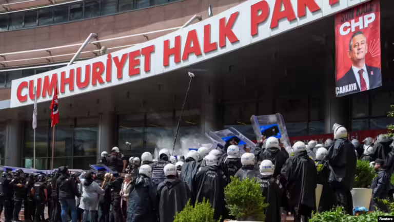 Policia turke hyn me forcë në selinë e partisë opozitare për të larguar udhëheqjen e shkarkuar