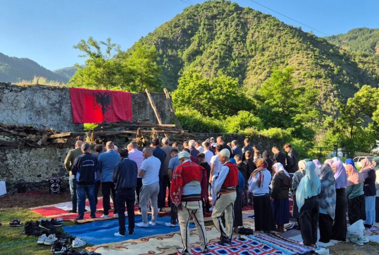 Pas 59 viteve, namazi falet në rrënojat e Xhamisë së Kabashit, myslimanët dhe katolikët festojnë bashkë në fshatin e Pukës