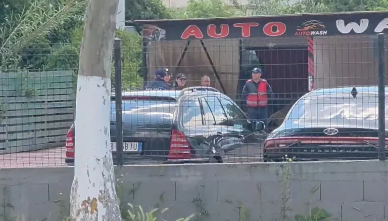 Sherr në një lavazh në Fier, plagoset me thikë një i ri dhe autori largohet nga vendngjarja