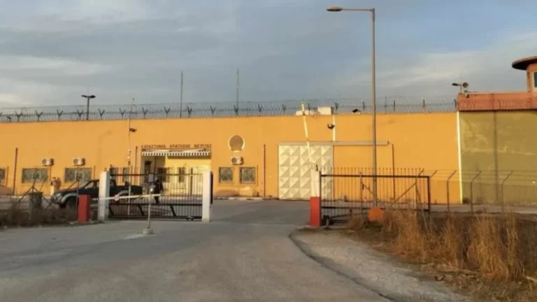 Dhjetëra të burgosur përplasen me njëri-tjetrin në burgun e Nigritës, Greqi, humbin jetën dy prej tyre
