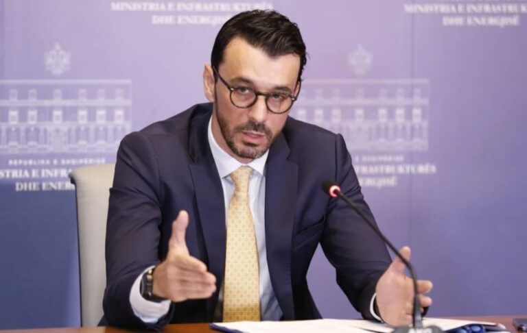 Përplasjet në aeroportin e Vlorës, Ministri Karakaçi: Do të përdorim klauzolat e kontratës që të hapet në kohë