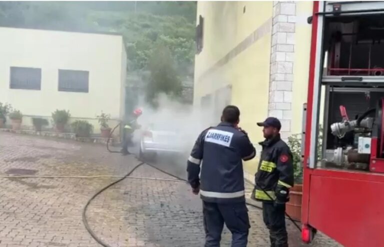 E parkuar në oborrin e shtëpisë, merr flakë makina në Lezhë