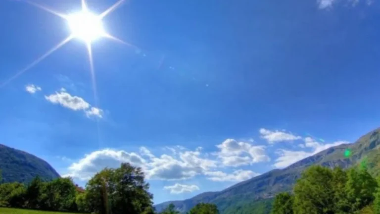 E diel me diell dhe temperatura të larta, ja si pritet të jetë moti sot