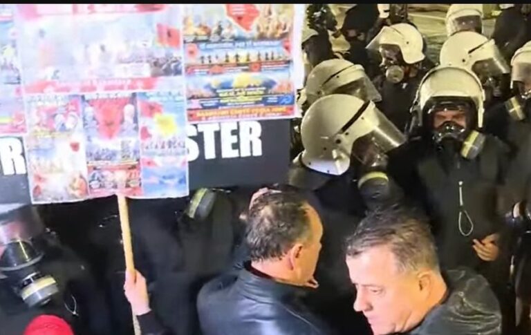 Flamur Noka përplaset me policinë gjatë protestës: Asgjë nuk e ndal marshimin tonë!