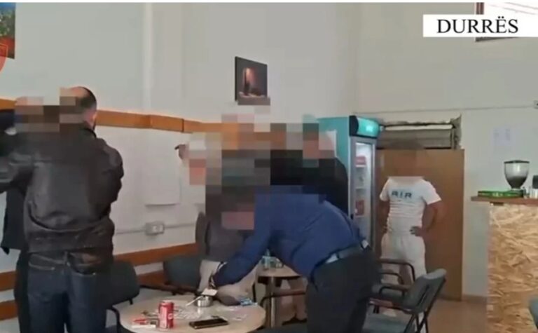 Shisnin lëndë narkotike në afërsi të shkollave, 9 të arrestuar dhe 3 në kërkim në Durrës