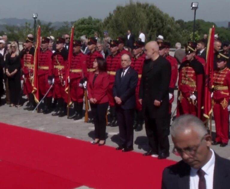 5 Maji, Presidenti Begaj dhe Kryeministri Rama homazhe në varrezat e Dëshmorëve