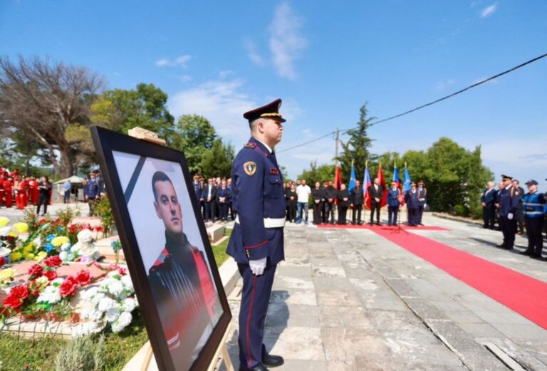 Efektivi i vrarë Novruz Cenalia rivarroset në Varrezat e Dëshmorëve
