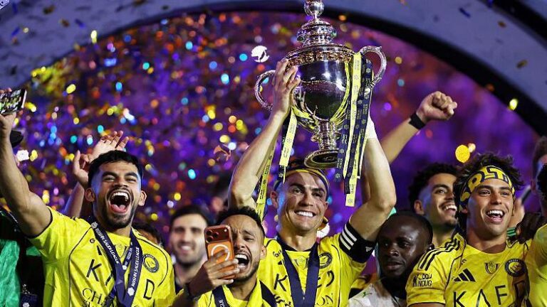 Ronaldo nuk njeh moshë, fiton titullin e parë në Arabi dhe shpërthen në lot