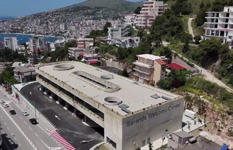 “Qendra e Mirëpritjes” në Sarandë, Koçiu prezanton investimin e ri: 100 vende parkimi për vendasit dhe turistët