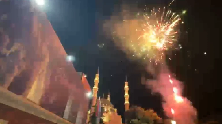Shpërthen festa te selia e PD pas rinkonfirmit të Berishës, hidhen dhjetëra fishekzjarrë