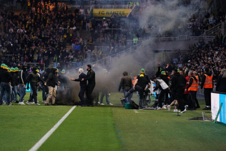 Kaos te Nantes pas rënies nga Ligue 1, tifozët pushtojnë fushën dhe ndeshja ndërpritet