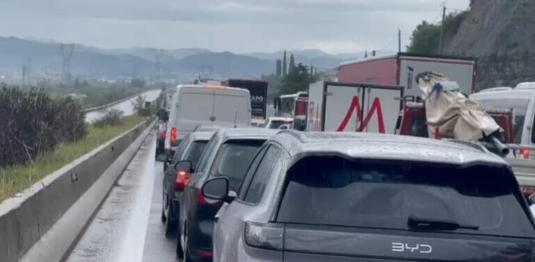 Kaos në autostradën Tiranë-Elbasan, qarkullimi i bllokuar prej mbi dy orësh