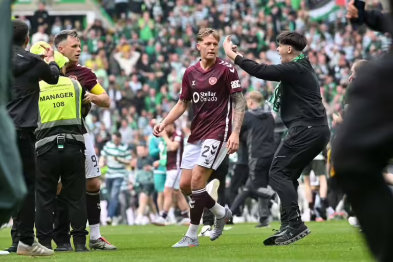 Kaos në Skoci, Hearts kërkon titullin në tavolinë pasi tifozët e Celtic pushtuan fushën