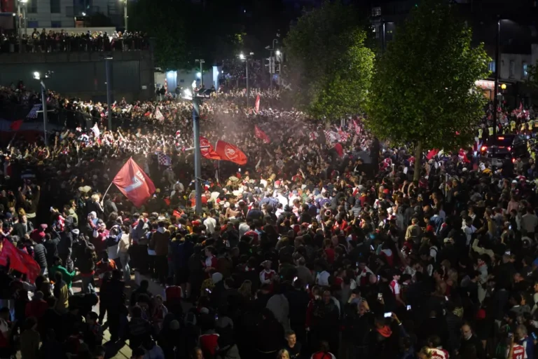 Shpërthen festa në Londër, fishekzjarrë dhe pushtim rrugësh nga tifozët e Arsenalit pas titullit historik