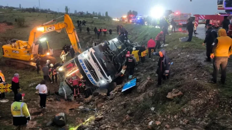 Aksident tragjik në Turqi, autobusi i pasagjerëve del nga rruga dhe përmbyset, katër të vdekur dhe 15 të plagosur