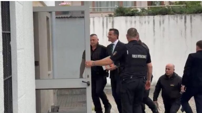 Padia ndaj prokurorit Ols Dado, Erion Veliaj mbërrin në Gjykatën Administrative