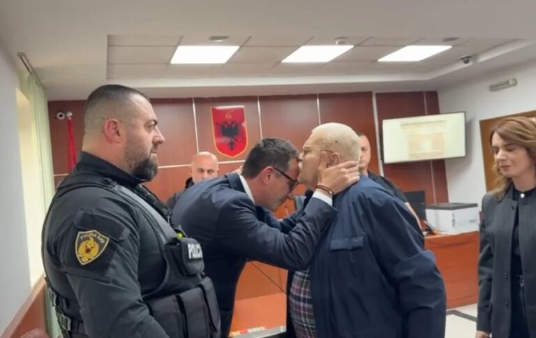 Robert Ndrenika puth Veliajn në ballë: Ç’të mbetet, vij e bëj unë