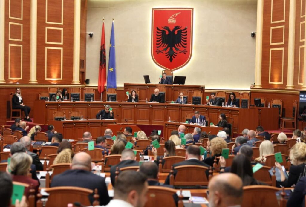 Seanca maratonë  Rama shkon pas mesnate në Kuvend  Rrëzohen propozimet e PD
