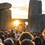 Mijëra njerëz festojnë solsticin veror në Stonehenge