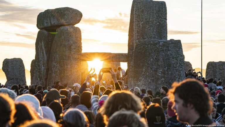 Mijëra njerëz festojnë solsticin veror në Stonehenge