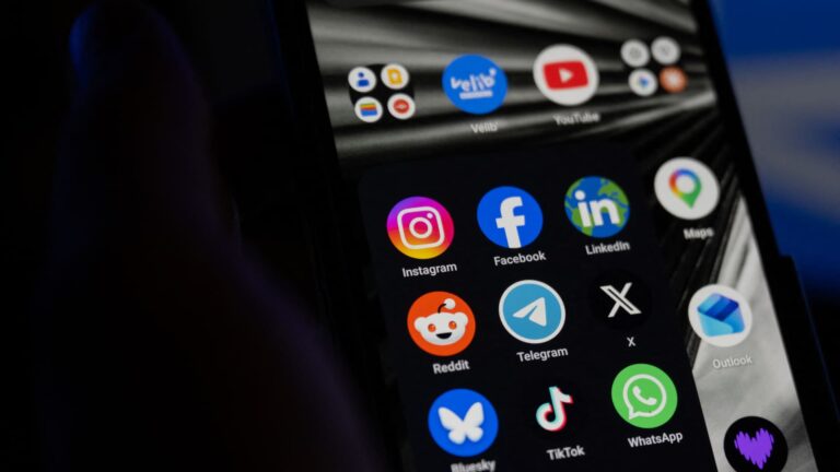 Ndalimi i mediave sociale për adoleshentët rrezikon të forcojë kontrollin e Big Tech: Bluesky