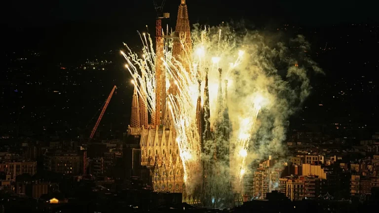 Sagrada Familia, 144 vite për të mbërritur në qiell, Kulla e Jezu Krishtit kurorëzon ëndrrën e Antoni Gaudít