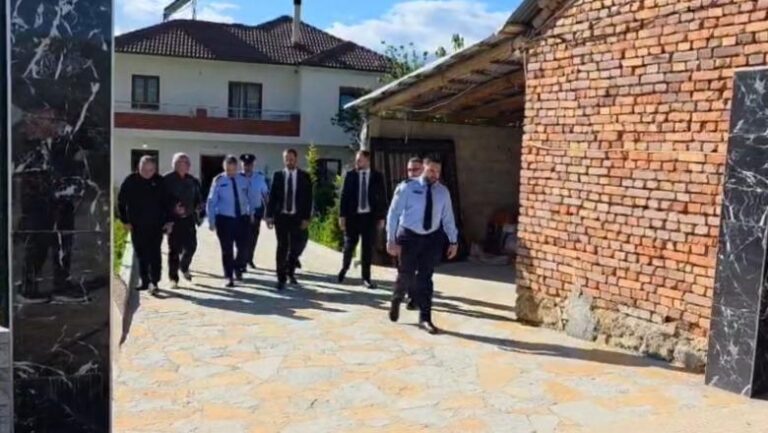 Ministri Lamallari dhe Skënder Hita shkojnë për ngushëllim në familjen e efektivit të ndjerë Enea Mekolli