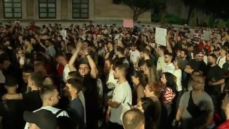 Protestuesit i përgjigjen Ramës nga Kryeministria: Ne ta grisim kontratën
