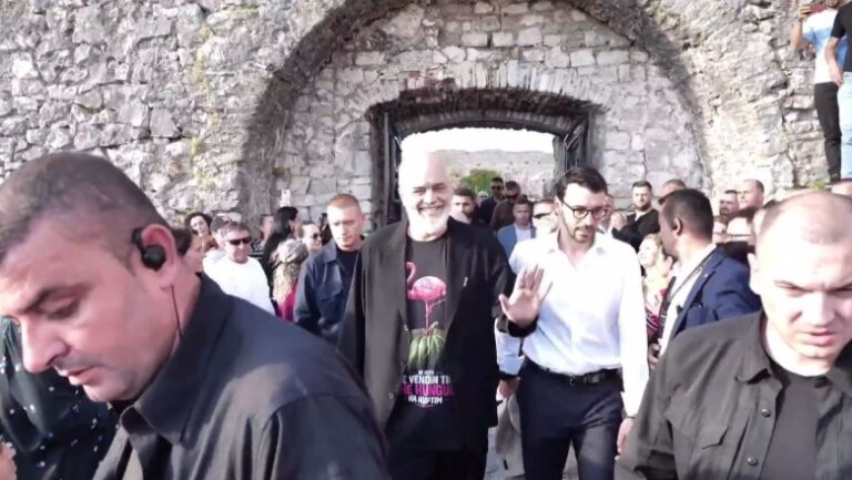 Rama befason, bluzë me flamingo në festën e PS në Shkodër