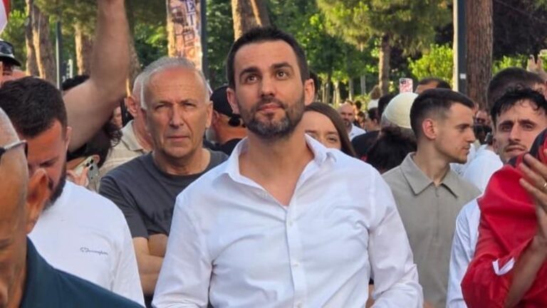 Adriatik Lapaj i bashkohet protestës për Zvërnecin përballë Kryeministrisë
