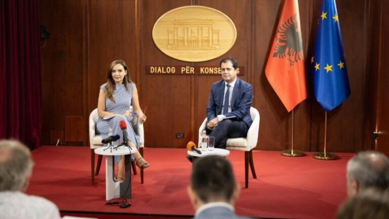Tabaku dhe Bylykbashi takim me gazetarë nga vendet e BE: Integrimi në BE kërkon reforma të thella, jo veç data politike