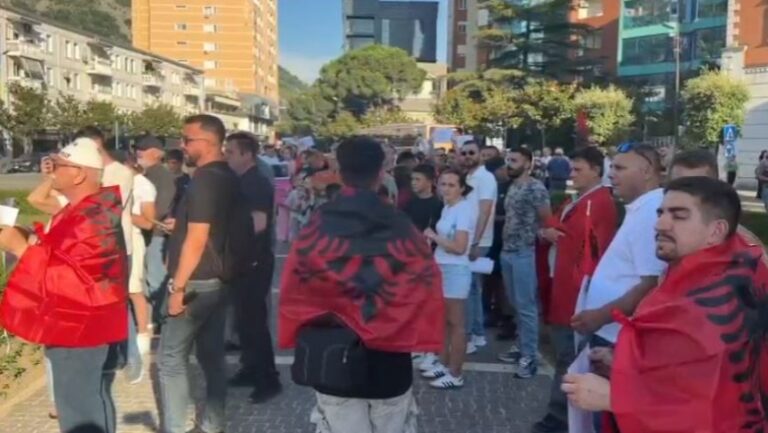 FOTO-VIDEO/ Jo vetëm në Tiranë, protestë edhe në Lezhë dhe Fushë-Krujë kundër projektit në Zvërnec