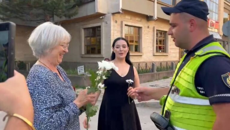 Protestë në Korçë, turistja surprizon policët me lule: Shqipëria jo në shitje