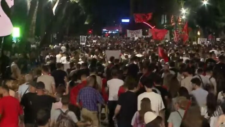 Protestuesit marshojnë rrugëve të Tiranës