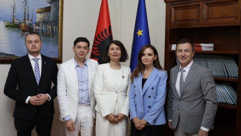 Jorida Tabaku pret eurodeputetin bullgar: Protestat pasqyrojnë pakënaqësinë ndaj modelit 13-vjeçar të qeverisjes