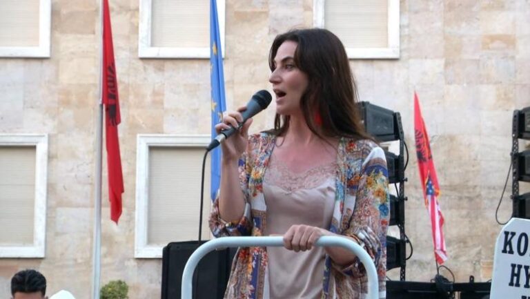 Aktorja Julinda Emiri: E njëjta skemë që nisi me Teatrin po përsëritet në Rrjoll e Zvërnec