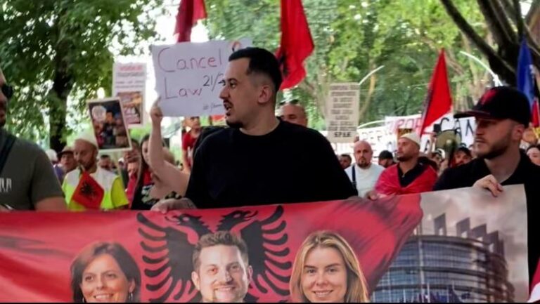 Protesta zhvendoset tek Kuvendi, deputetët e PS kalojnë pranë tyre. Qytetarët: Jeni të shitur